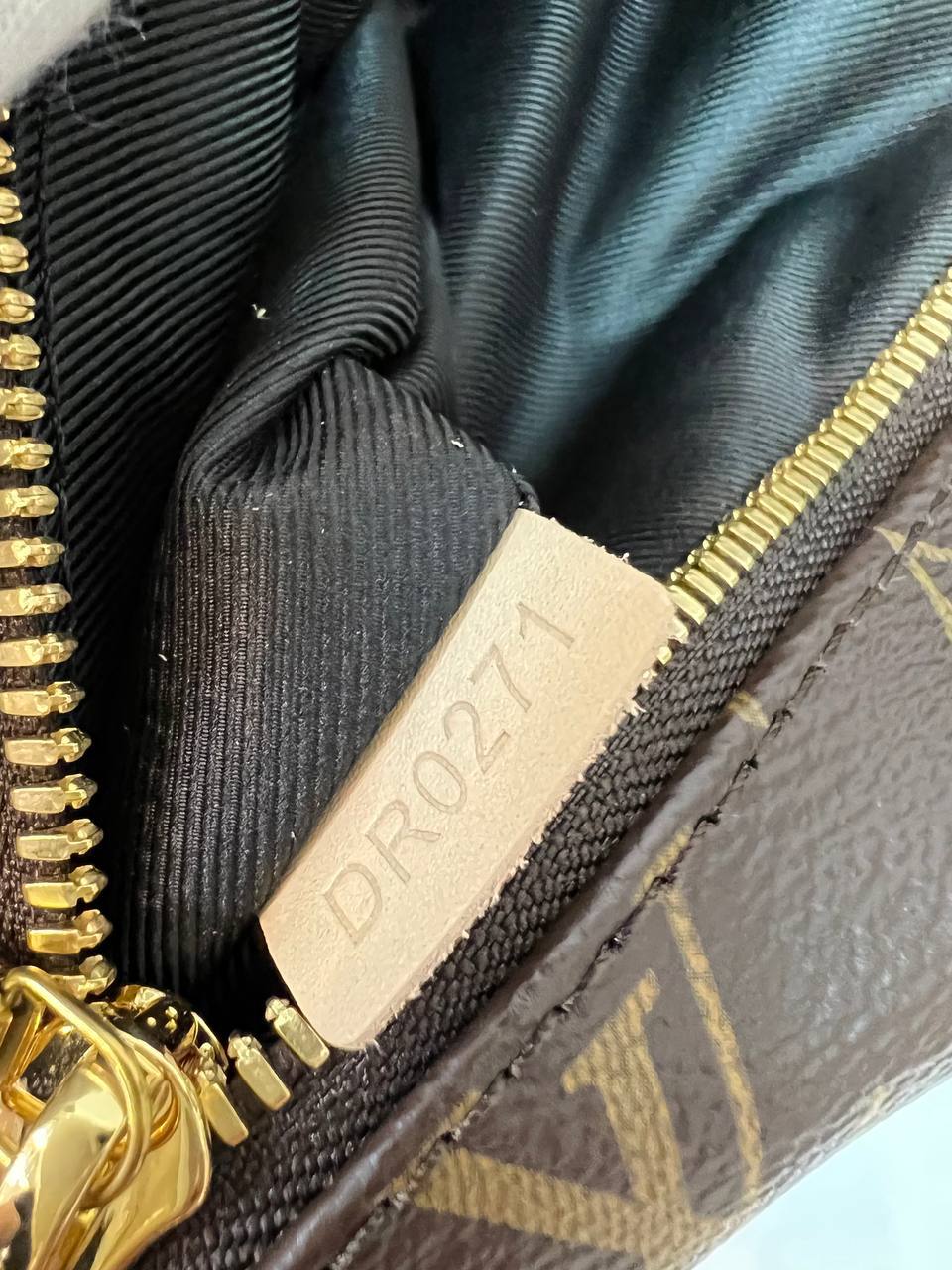 Сумка Louis Vuitton Bumbag из классической канвы Monogram с кожаной нашивкой